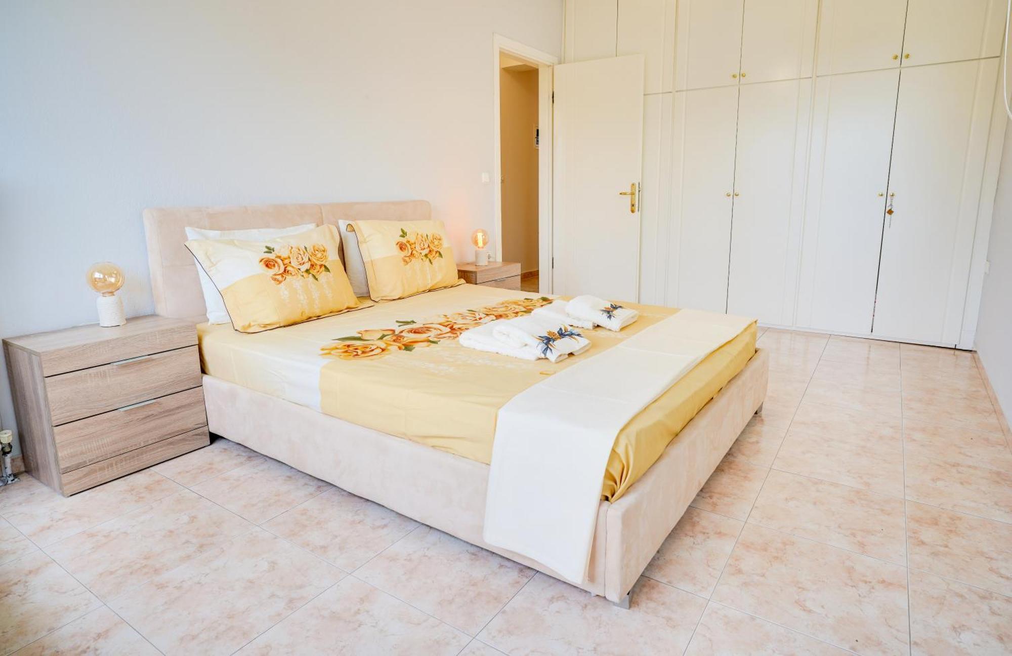 Lovely And Sunny Apartament 300M From Beach!! Переа Экстерьер фото